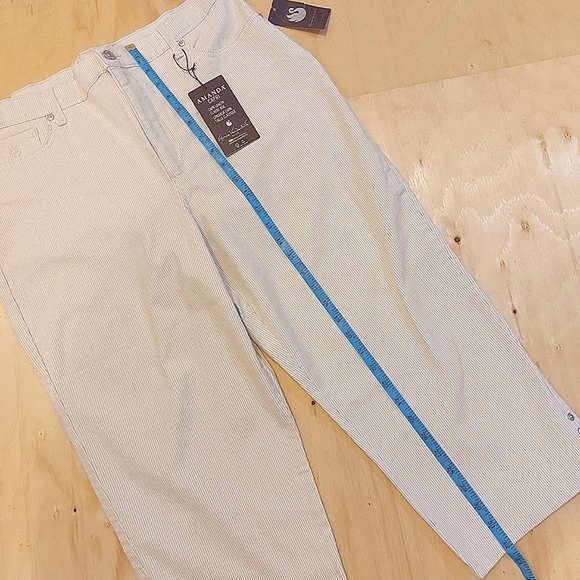 3 for $25- Gloria Vanderbilt Cream Capris, Size 14 - Picture 12 of 16